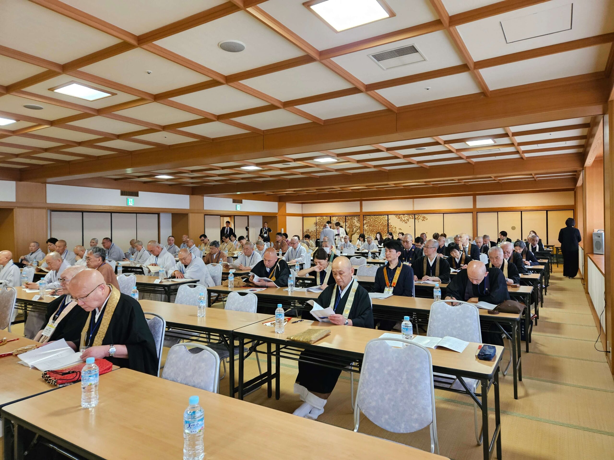 大会の講演に耳を傾ける参加者